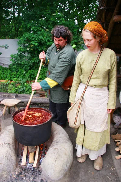  Antik kültür festivali, orta çağ yaşamı, orta çağda nasıl yaşandığını gösteren kostümlü insanlar.