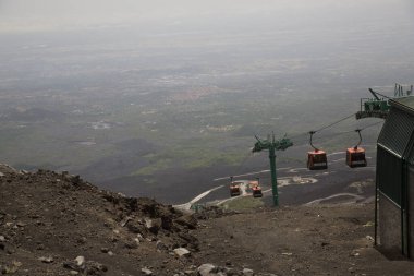 Dağlardan vadiye hareket eden kabin manzarası