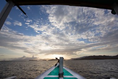 Güzel göl manzarası ve tekneden dağlar.
