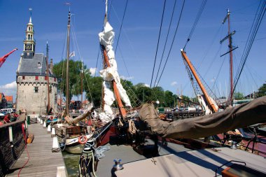 Rıhtımda demirlemiş teknelerin manzarası 