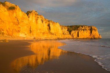 Gün batımında kumlu sahil