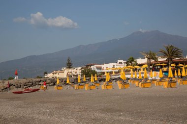 Kıyı kentindeki halk plajının gündüz görüntüsü