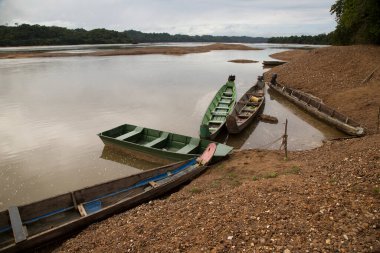 Nehirde balıkçı tekneleri 