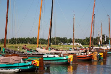 Kanal manzaralı tekneler