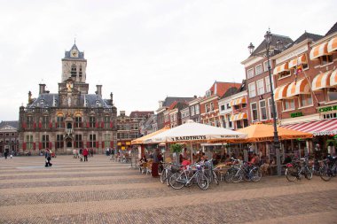 Hollanda 'nın eski Delft kasabası boyunca yürüyen turistler