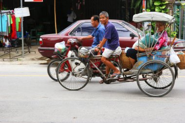 Tayland şehrinde trafik vardı. 