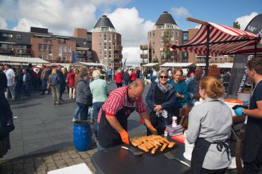 Barajda balık pişiren bir adamın görüntüsü.