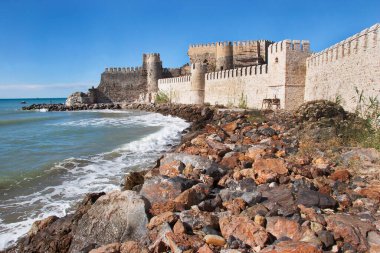 Ortaçağ Haçlılarının kalesi Roma 'nın temelleri ve deniz kenarındaki kıyı kayaları üzerine inşa edilmiş.