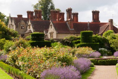 Bahçeli güzel eski bir ev