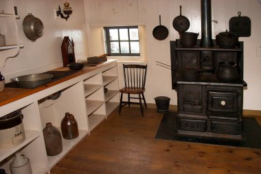 Modern bir mutfağın içinde.