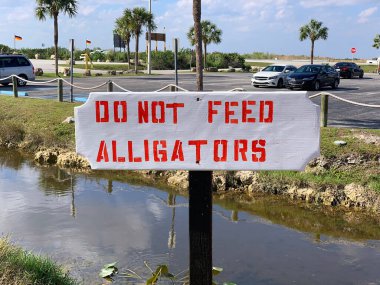 uyarı işareti timsahları besleme 