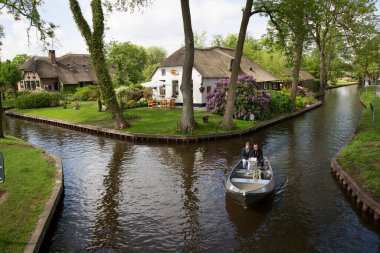 Kanalda yüzen insanlar 