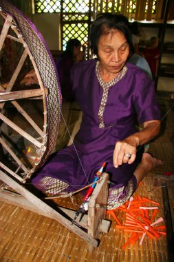 Kumaşta çalışan bir kadın. İpek kumaş üretim konsepti