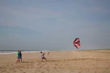 Sahilde uçurtmalı turist manzarası 
