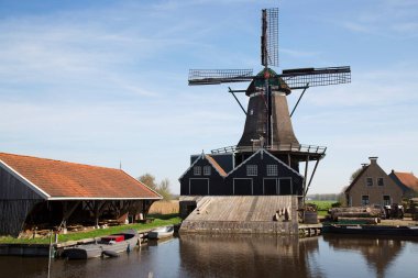 Tekneyle getirilen ve kanaldan işlenen ağaç gövdeleri için hala yel değirmeninde çalışan tarihi eser.