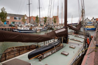 Hollanda 'daki rıhtımda demirlemiş teknelerin görüntüsü