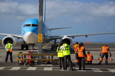 Bir uçağın, yer ekibinin havaalanına gelişi 