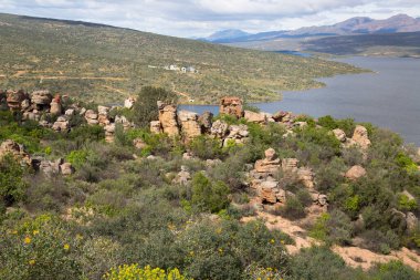 Güney Afrika 'nın Karoo çölündeki bir dağ geçidinde tipik aşınmış kaya oluşumu.