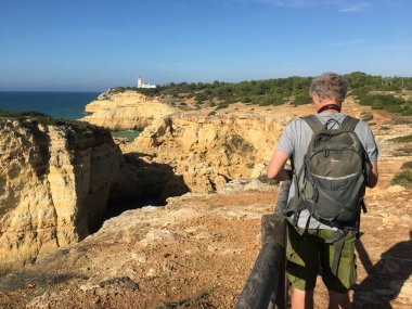 Kayalık deniz kıyısındaki adam