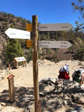 Dağların tepesindeki işaretçi. Dağlarda sonbahar konsepti.