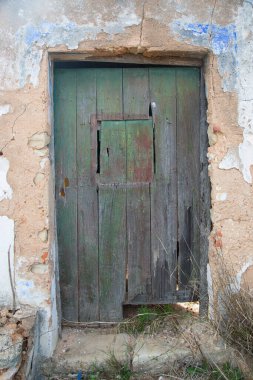 Küçük bir pencere ile eski ahşap kapı 