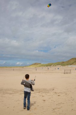 Deniz kıyısında uçurtmalı çocuk