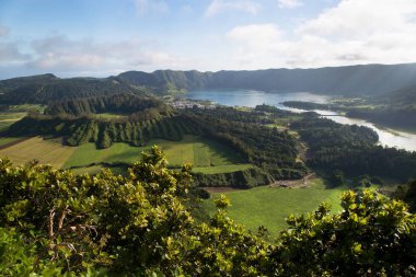 Bulutlu yeşil tepeler, İHA 'nın manzarası.