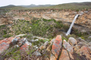 Dağlarda güzel bir şelale 