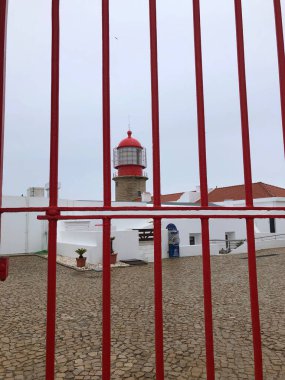 Sahildeki Cabo de Sao Vicente deniz feneri.
