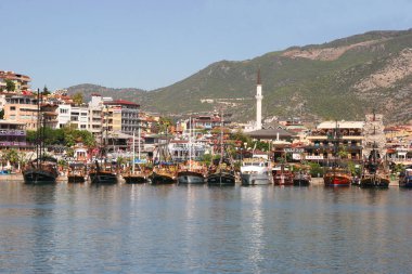 Rıhtımda demirlemiş teknelerin manzarası