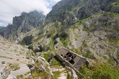 Dağları ve mavi gökyüzü olan güzel bir manzara.