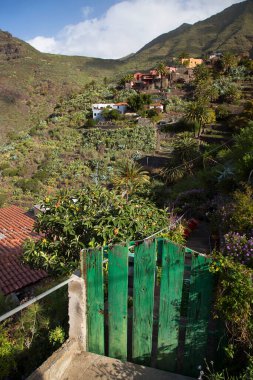 Bulutlu gökyüzü ile yeşil dağ manzarası