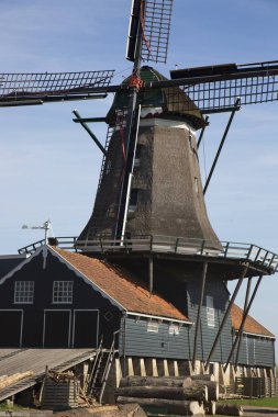 Tekneyle getirilen ve kanaldan işlenen ağaç gövdeleri için hala yel değirmeninde çalışan tarihi eser.