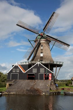 Köydeki eski yel değirmeni.