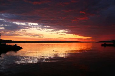 Denizin üzerinde güzel bir gün batımı