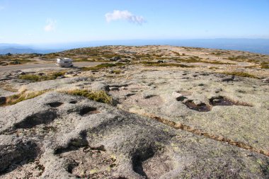 Dağın tepesinden geniş bir manzara ve kayalık bir manzara.