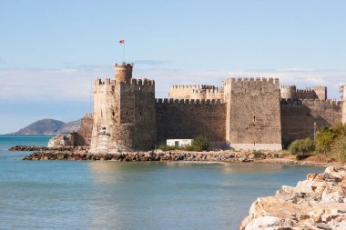 Ortaçağ Haçlılarının kalesi deniz kıyısındaki kayalıklara inşa edilmiş.