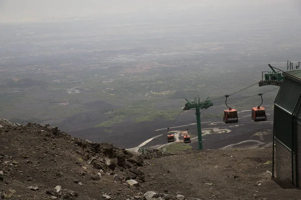 Dağlardan vadiye hareket eden kabin manzarası