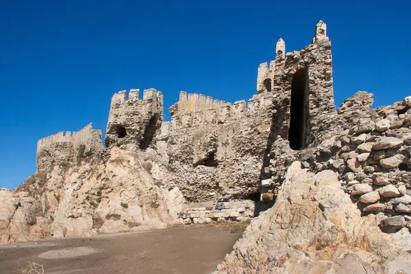 Middeleeuwse Kruisvaarders Kasteelruïnes Gebouwd Romeinse Fundamenten Kustrotsen Aan Zee — Stockfoto