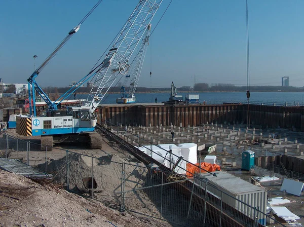 Deniz limanında vinçleri olan bir inşaat alanı.