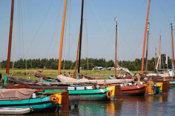 Kanal manzaralı tekneler