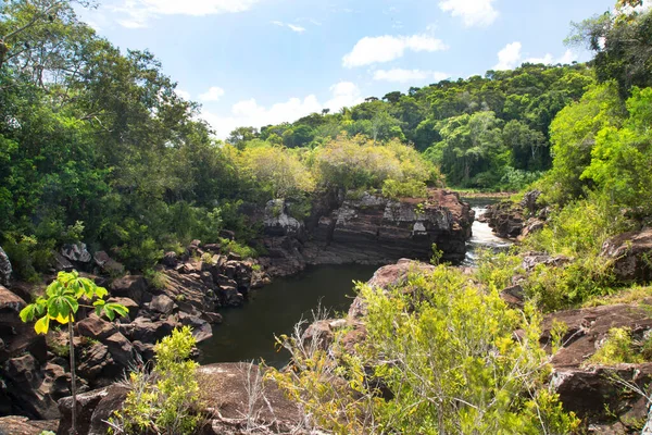 Vista Rio Rochoso Que Flui Através Floresta Tropical — Fotografia de Stock