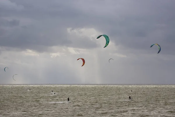 风筝在海里冲浪 水上运动 — 图库照片