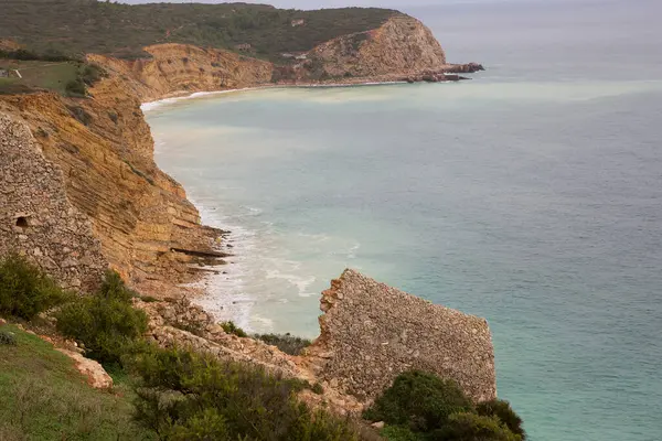 Güzel kayalık deniz manzarası