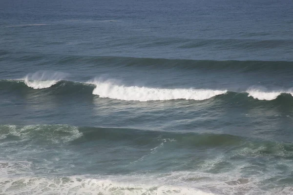 Ondas Batendo Praia — Fotografia de Stock