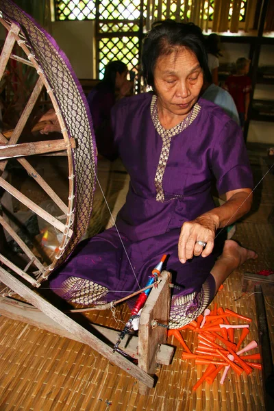 Kumaşta çalışan bir kadın. İpek kumaş üretim konsepti