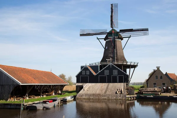 Tekneyle getirilen ve kanaldan işlenen ağaç gövdeleri için hala yel değirmeninde çalışan tarihi eser.