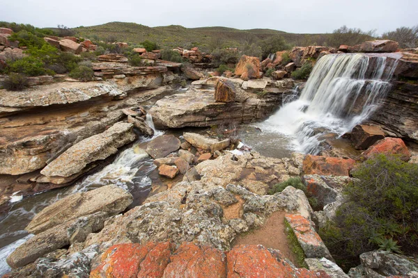Dağlarda güzel bir şelale 