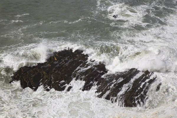 Ondas Batendo Nas Rochas — Fotografia de Stock