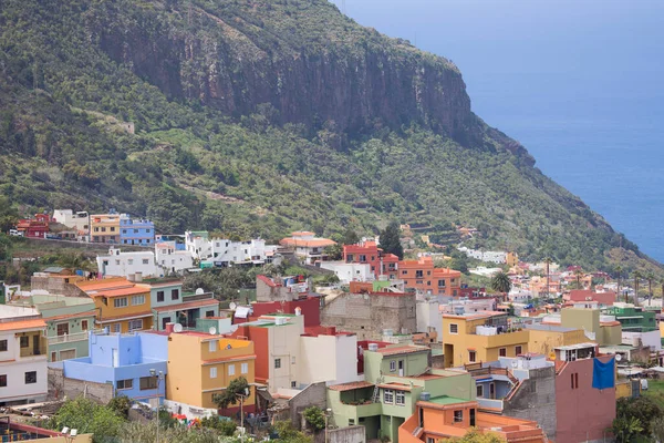 Deniz ve kıyı kentinin güneş ışığının güzel manzarası